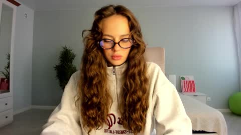 Snapshot of fox_beauty chatting on September 17, 2025, 1:07 am Kira online show from September 17, 2025, 1:07 am