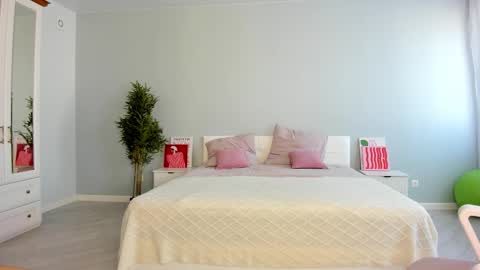 Snapshot of fox_beauty chatting on September 19, 2025, 1:29 am Kira online show from September 19, 2025, 1:29 am