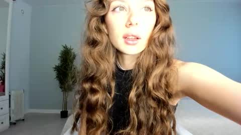 Snapshot of fox_beauty chatting on September 25, 2025, 2:26 am Kira online show from September 25, 2025, 2:26 am