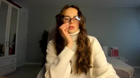 Snapshot of fox_beauty chatting on October 15, 2025, 1:06 am Kira online show from October 15, 2025, 1:06 am