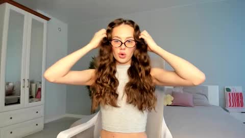 Snapshot of fox_beauty chatting on October 29, 2025, 2:25 am Kira online show from October 29, 2025, 2:25 am