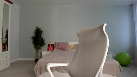 Snapshot of fox_beauty chatting on November 12, 2025, 2:01 am Kira online show from November 12, 2025, 2:01 am