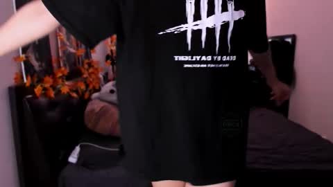 Snapshot of foxicfu chatting on November 15, 2025, 8:11 am Foxicfu online show from November 15, 2025, 8:11 am