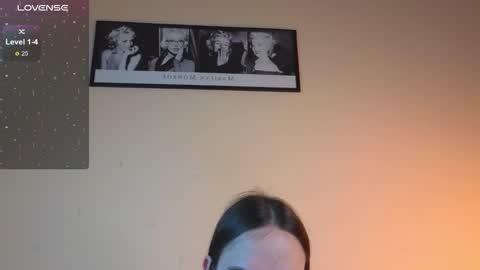 Snapshot of foxxy_girl_ chatting on October 6, 2025, 4:43 am andice online show from October 6, 2025, 4:43 am