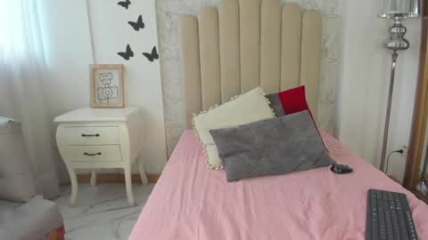 Snapshot of foxy200__ chatting on January 6, 2025, 7:56 pm Foxy online show from January 6, 2025, 7:56 pm