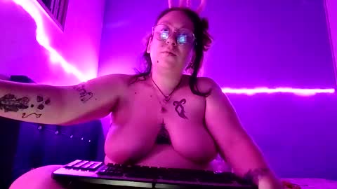 Snapshot of foxy_gloom chatting on February 19, 2025, 2:12 am Foxy online show from February 19, 2025, 2:12 am