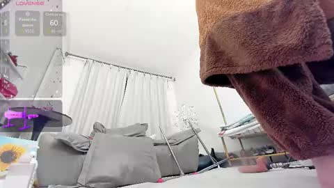 yiyi online show from December 15, 2025, 11:58 am