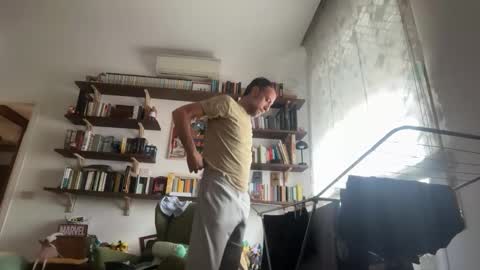 fra___ online show from November 24, 2025, 12:05 pm