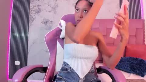 Laura online show from November 27, 2025, 7:49 pm