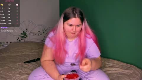 Snapshot of freakcute_friends chatting on January 14, 2025, 2:00 pm Alice online show from January 14, 2025, 2:00 pm