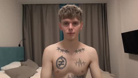 fredd_xanderrs online show from October 19, 2025, 5:02 pm