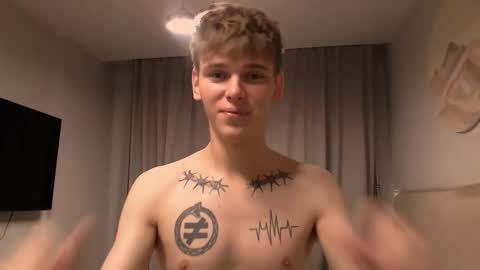 fredd_xanderrs online show from October 22, 2025, 8:08 pm