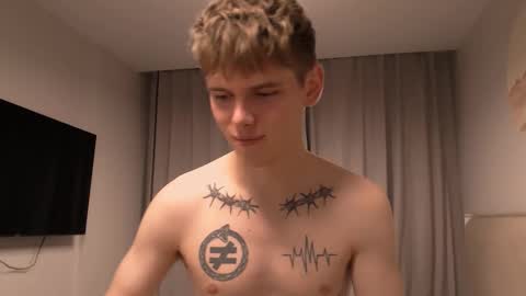 fredd_xanderrs online show from October 23, 2025, 3:11 pm