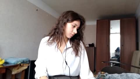 Mia online show from October 18, 2025, 7:20 am