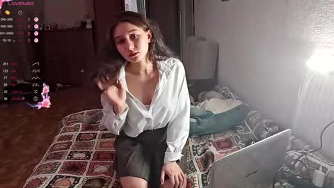 Mia online show from November 26, 2025, 1:34 pm