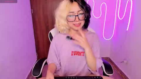 frida_lassi_ online show from November 13, 2025, 8:52 pm