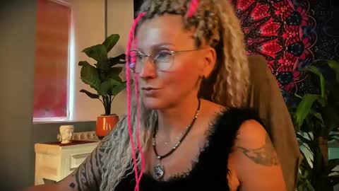 Frida Tander online show from May 27, 2026, 5:15 am