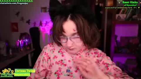 Snapshot of frogessjay chatting on December 2, 2025, 7:09 pm Jaywise Frogfoot online show from December 2, 2025, 7:09 pm