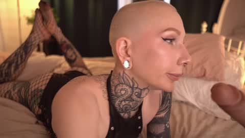 Snapshot of fuckingtoy_ chatting on February 1, 2025, 12:47 pm Eva all my links online show from February 1, 2025, 12:47 pm