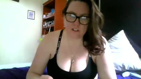 fuzzypeaches87 online show from April 12, 2026, 9:09 pm