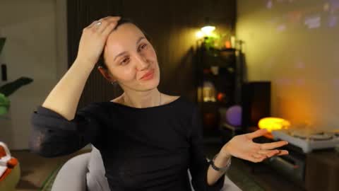 G online show from November 12, 2025, 6:52 pm