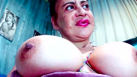 Snapshot of gabriela_sexy chatting on March 10, 2025, 5:50 pm Gabriella Lopez online show from March 10, 2025, 5:50 pm