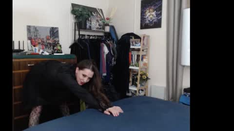 HOT  online show from December 20, 2025, 10:33 am