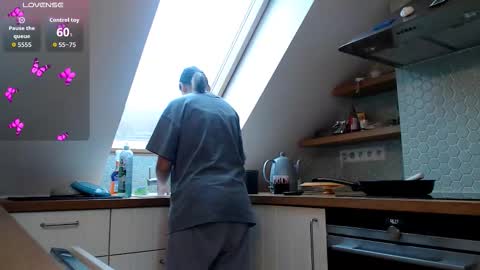 Snapshot of genev__ievee chatting on December 22, 2025, 10:56 am genev__ievee online show from December 22, 2025, 10:56 am