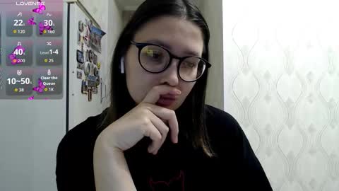 Snapshot of genev__ievee chatting on February 4, 2026, 4:02 pm genev__ievee online show from February 4, 2026, 4:02 pm