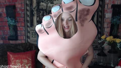 Snapshot of ghostflower chatting on October 31, 2025, 6:20 pm ghostflower online show from October 31, 2025, 6:20 pm