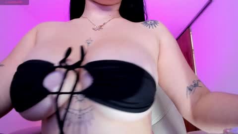 Snapshot of gia_lowry chatting on January 18, 2025, 5:48 pm Gia lowry online show from January 18, 2025, 5:48 pm