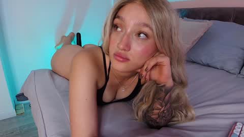 Snapshot of giaa_ross chatting on January 22, 2025, 2:35 pm Gia online show from January 22, 2025, 2:35 pm