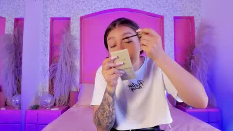 Gia online show from November 11, 2025, 1:22 pm