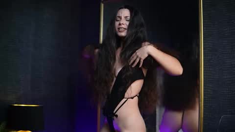  Gia  online show from November 12, 2025, 8:30 pm