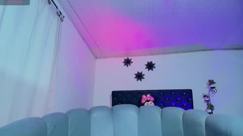 Giana Roberts online show from November 30, 2025, 11:36 am