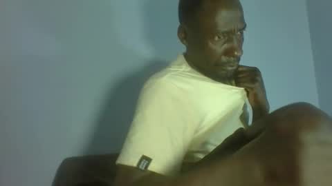 Snapshot of giant_couple chatting on May 2, 2026, 2:05 am giant_couple online show from May 2, 2026, 2:05 am