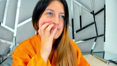 GiaRoussel online show from February 9, 2025, 5:01 pm