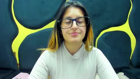 GiaRoussel online show from February 12, 2025, 7:45 pm