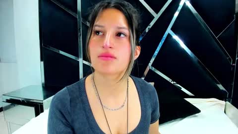 GiaRoussel online show from December 14, 2025, 6:01 pm