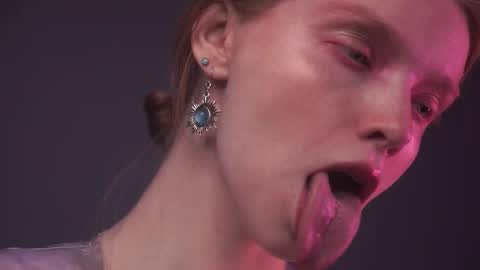        im expecting 350 thumbs up on my altar   online show from January 7, 2026, 10:12 pm