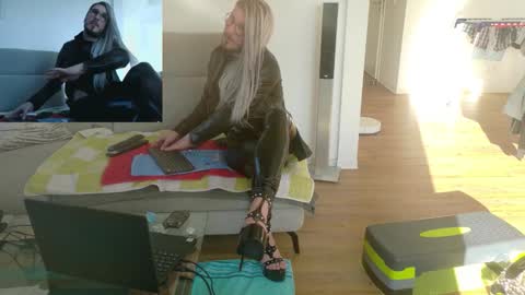 Snapshot of gingerpink1911 chatting on December 17, 2025, 12:11 pm GingerPink online show from December 17, 2025, 12:11 pm