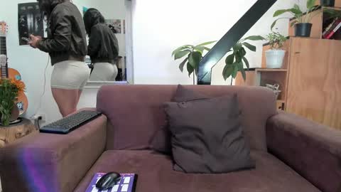 girasol1921 online show from January 20, 2025, 10:37 pm