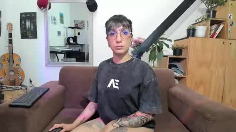 girasol1921 online show from March 3, 2025, 6:22 pm