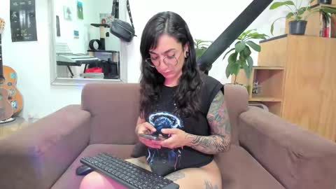 girasol1921 online show from March 11, 2025, 9:48 pm