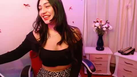 Snapshot of giselle_greey chatting on October 23, 2025, 7:40 am giselle_greey online show from October 23, 2025, 7:40 am