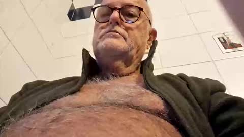 Snapshot of giutomma930394 chatting on November 3, 2025, 9:43 am giutomma930394 online show from November 3, 2025, 9:43 am