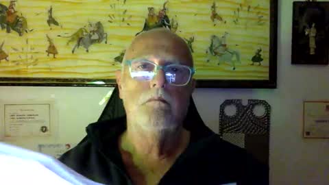 giutomma930394 online show from April 16, 2026, 9:39 pm