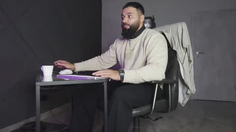 Snapshot of glennmasters chatting on November 1, 2025, 11:18 pm Matthew .. for short call me Matt online show from November 1, 2025, 11:18 pm