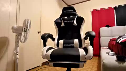 Snapshot of glomightyj chatting on January 16, 2026, 6:17 am glomightyj online show from January 16, 2026, 6:17 am