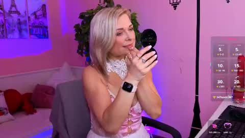 Snapshot of gloria_lovely chatting on July 21, 2026, 11:01 am Gloria online show from July 21, 2026, 11:01 am